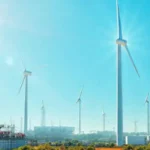Turbina eólica moderna genera energía solar