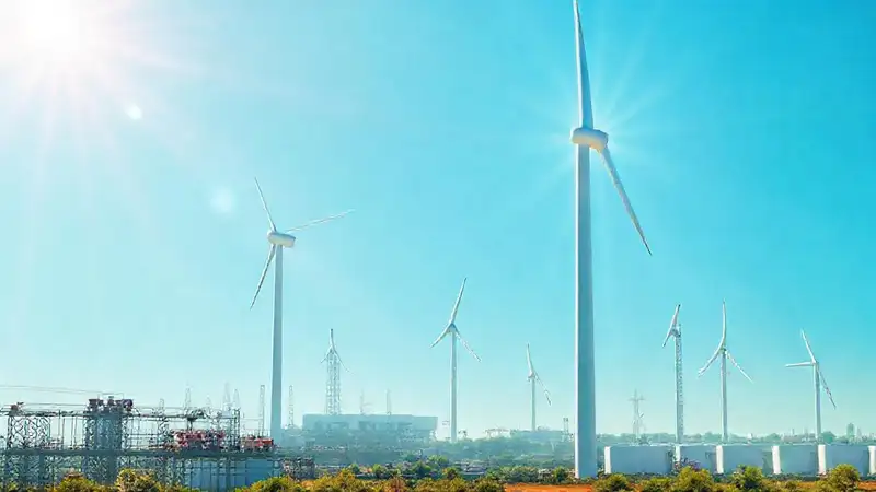 Turbina eólica moderna genera energía solar