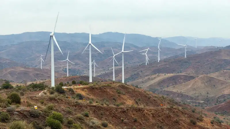Turbinas eólicas en un paisaje diverso