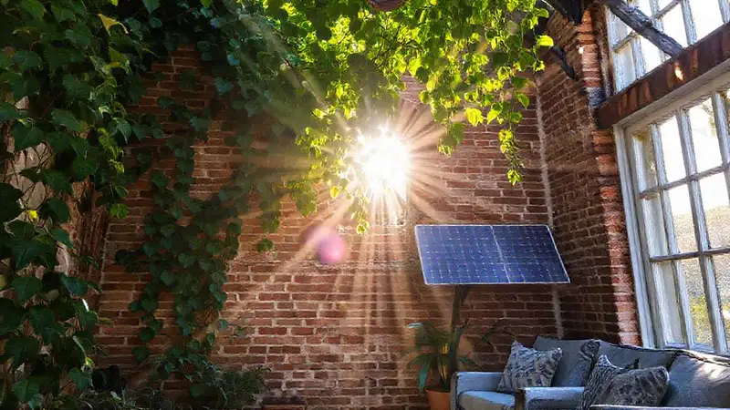 Luz solar vintage en ladrillo verde