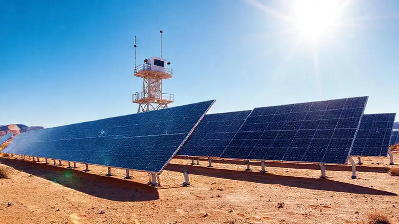 Paneles solares dominan un paisaje futurista