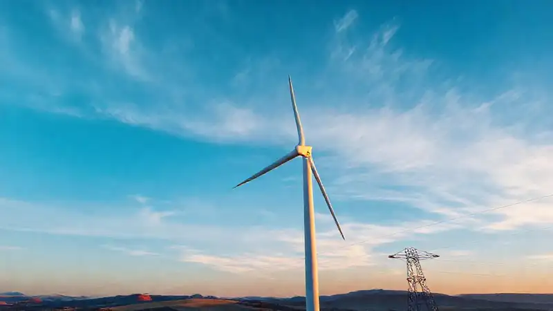 Turbina eólica genera energía limpia visualmente