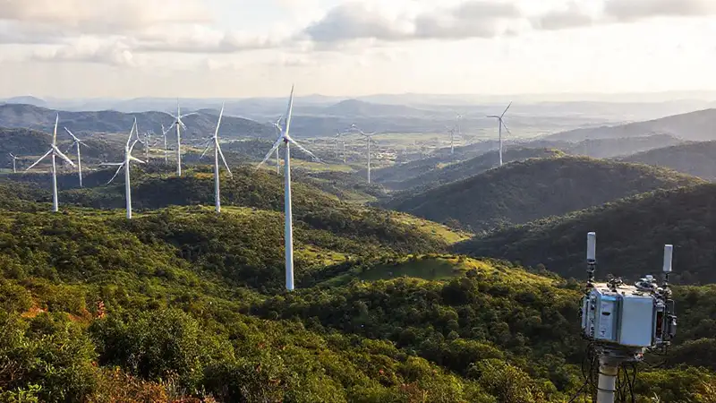 Turbinas eólicas integradas en un paisaje próspero
