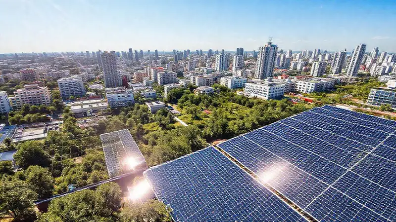 Ciudad moderna brillante con energía limpia