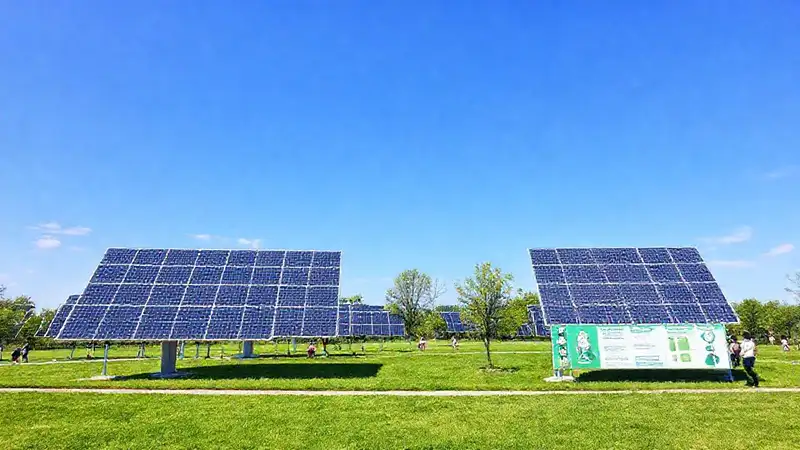 Energía solar en un parque tranquilo