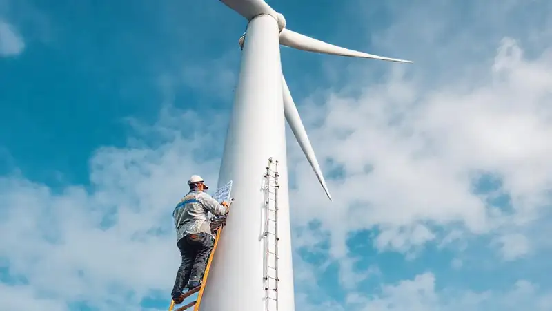 El técnico inspecciona la torre eólica