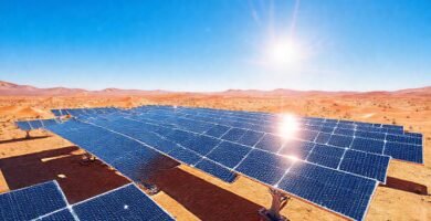 Paneles solares brillan en el desierto