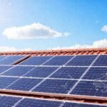 Paneles solares ofrecen energía limpia moderna