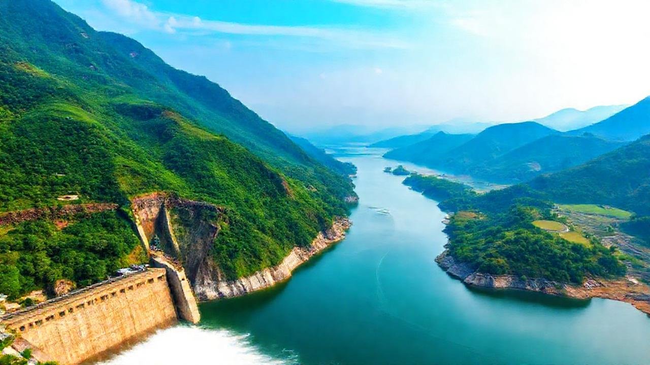 Una presa hidroeléctrica paisajística ofrece energía renovable