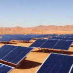 Paneles solares futuristas en un desierto