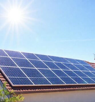 Paneles solares ofrecen energía limpia y brillante