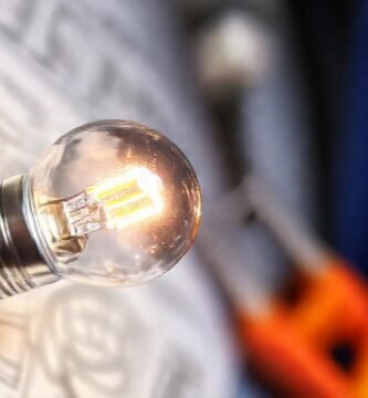 Un técnico revisa una bombilla LED brillante