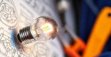 Un técnico revisa una bombilla LED brillante