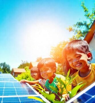Un futuro sostenible brilla con energía solar
