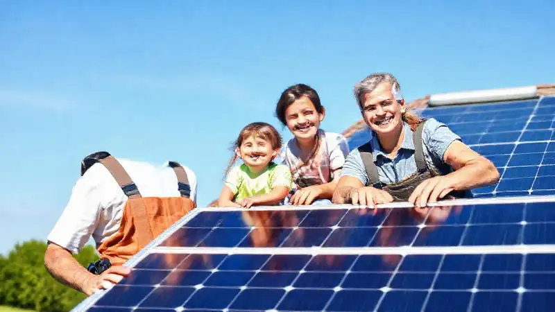 Paneles solares iluminan una familia feliz