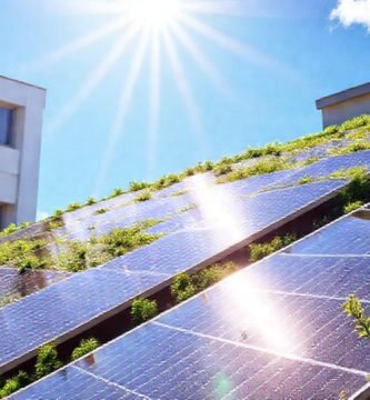 Edificio moderno usa energía solar limpia