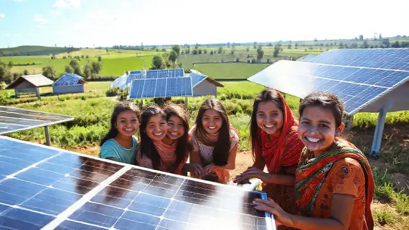 Energía solar ilumina una comunidad feliz