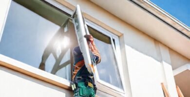 Un trabajador instala ventanas en casa