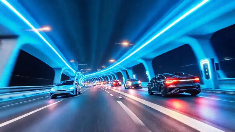 Carreteras futuristas eléctricas brillan con optimismo
