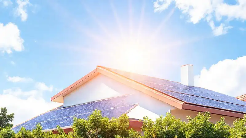 Una casa moderna captura la luz solar