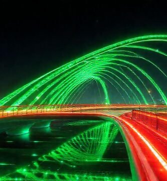 Puente futurista: energía verde y diseño limpio