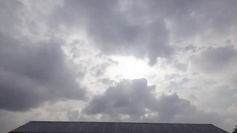 Panel solar en un día nublado